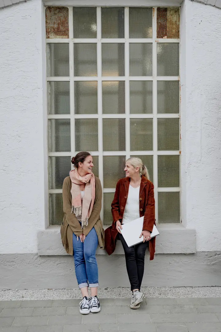 Sabine und Michelle Steiner im Gespräch vor dem Bürogebäude in Bergheim
