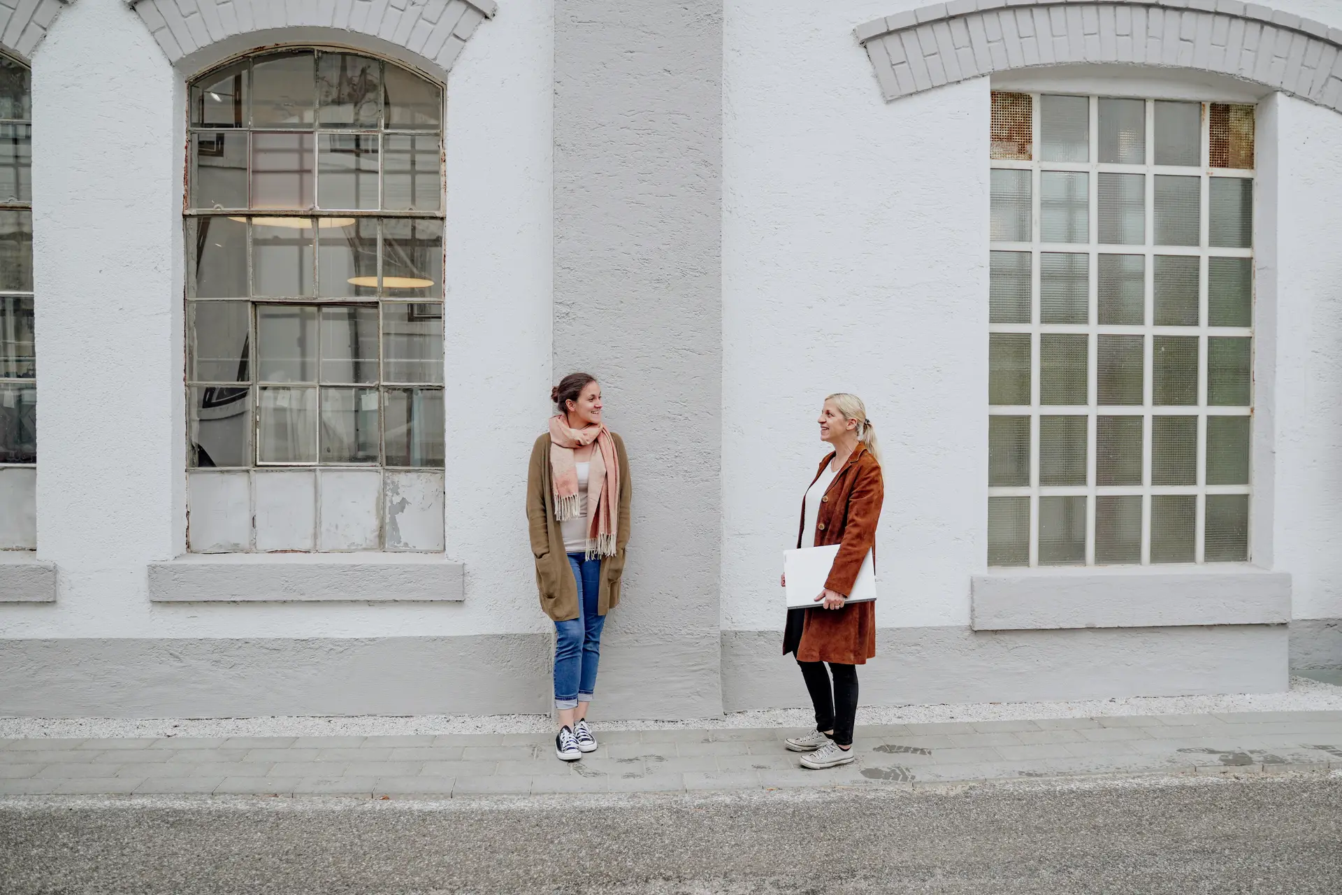 Sabine und Michelle Steiner vor ihrem Büro in Bergheim bei Salzburg