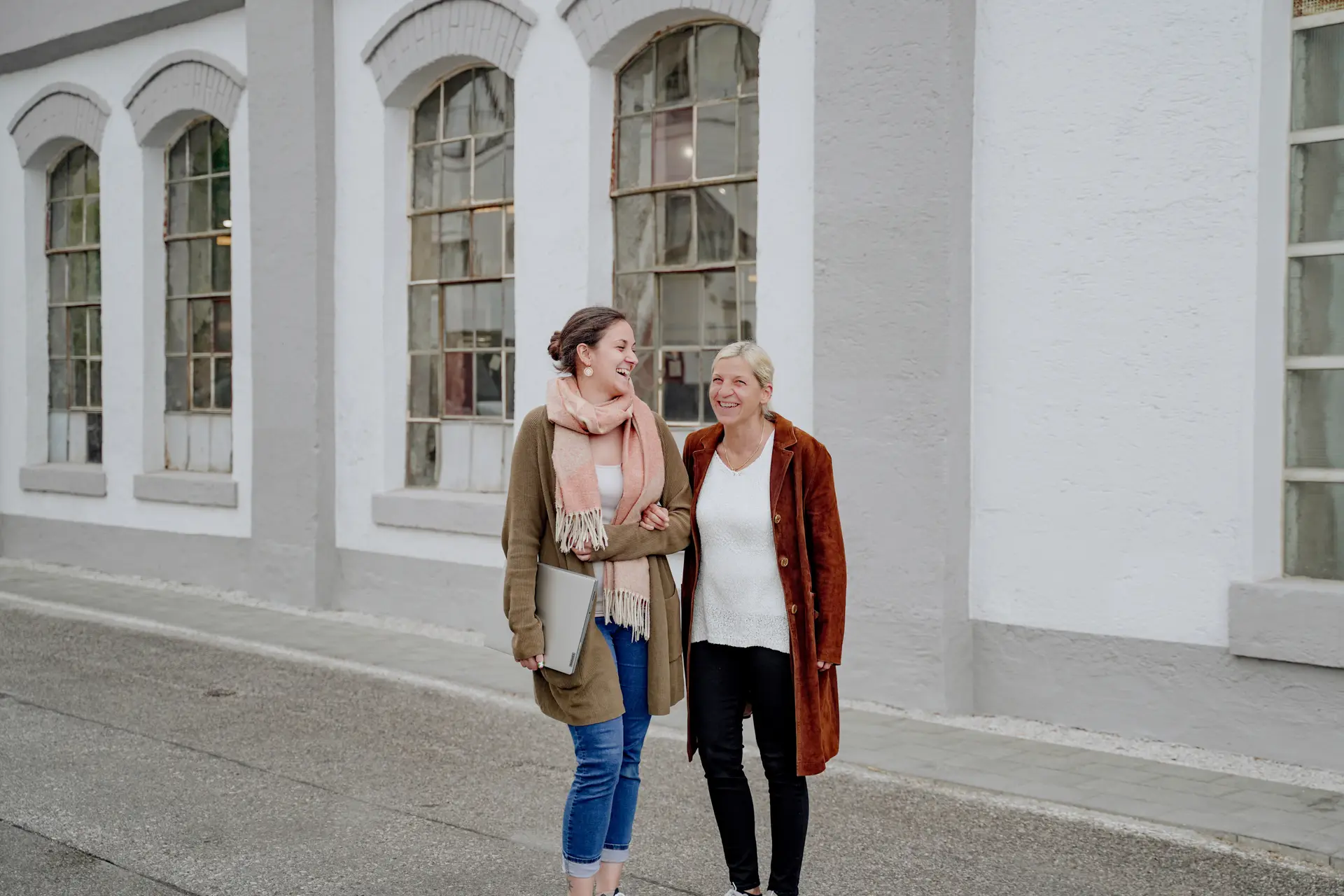 Sabine und Michelle Steiner vor dem Büro in Bergheim